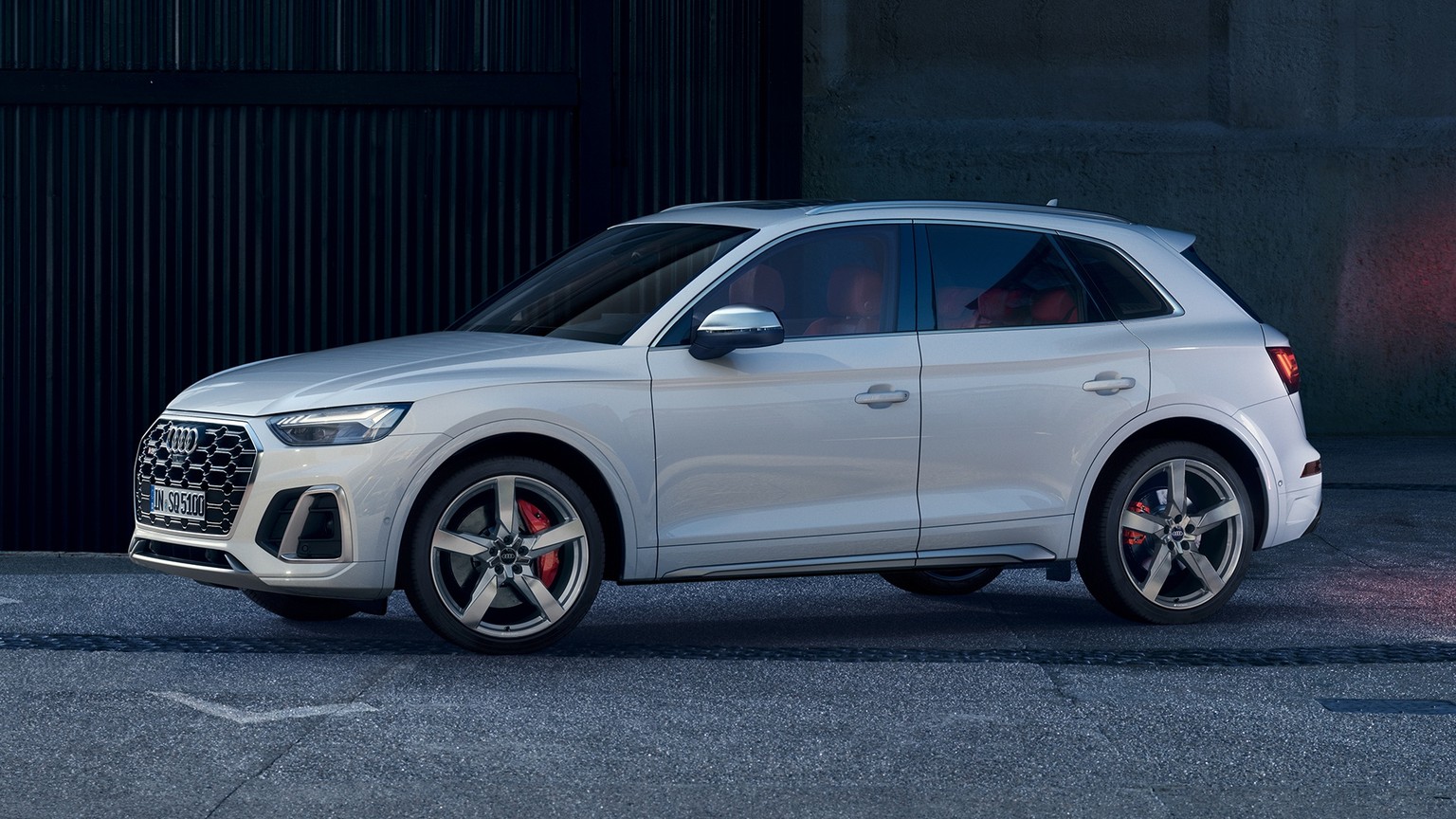 Side view of the Audi SQ5